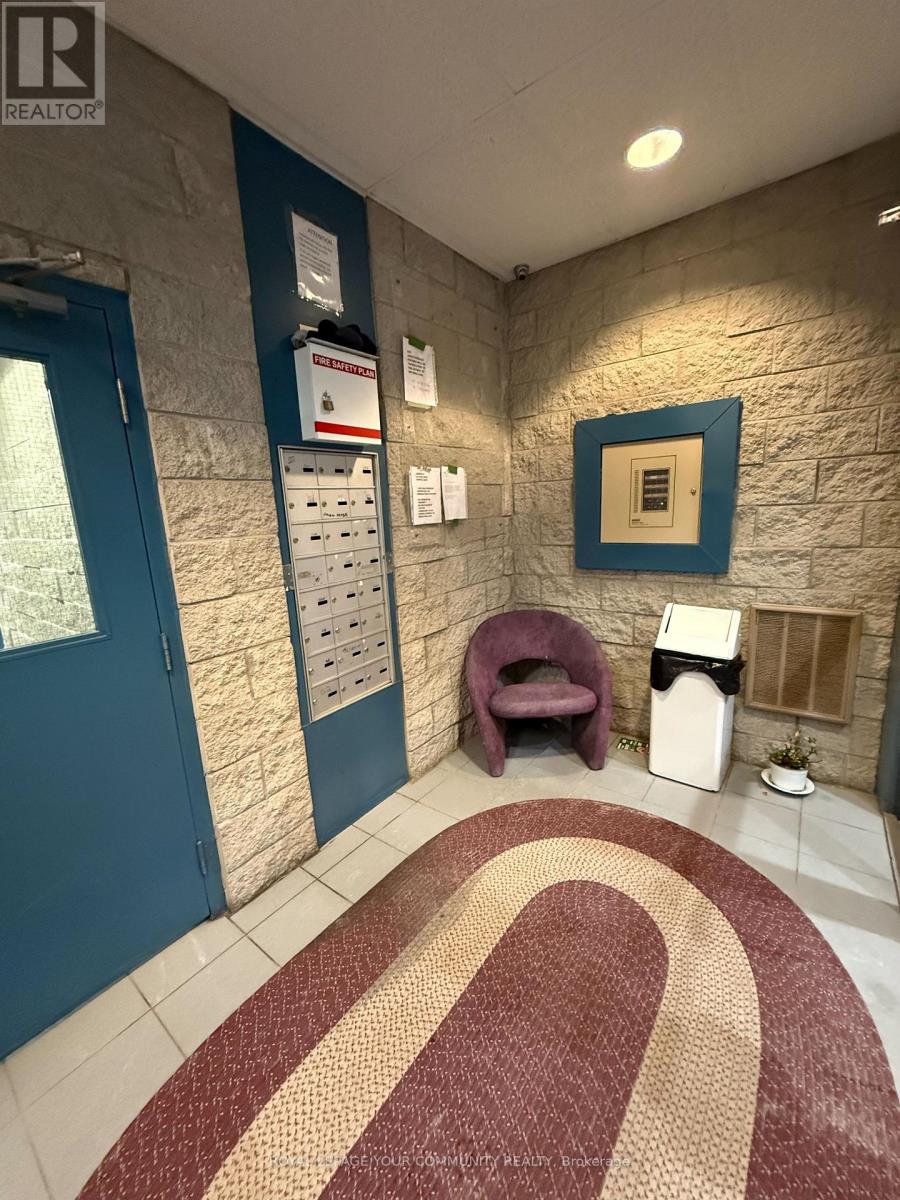 201 - 72 Lake Avenue, Richmond Hill, Ontario  L4E 2V4 - Photo 2 - N12608366