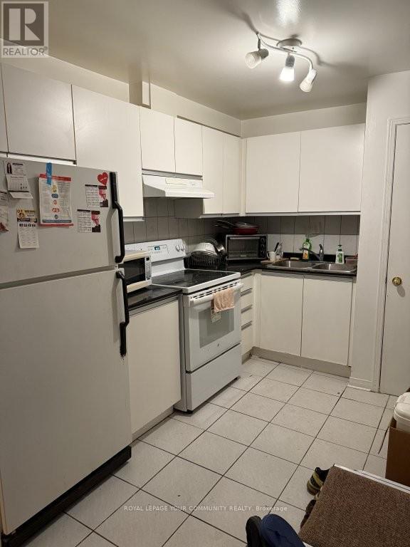 201 - 72 Lake Avenue, Richmond Hill, Ontario  L4E 2V4 - Photo 9 - N12608366