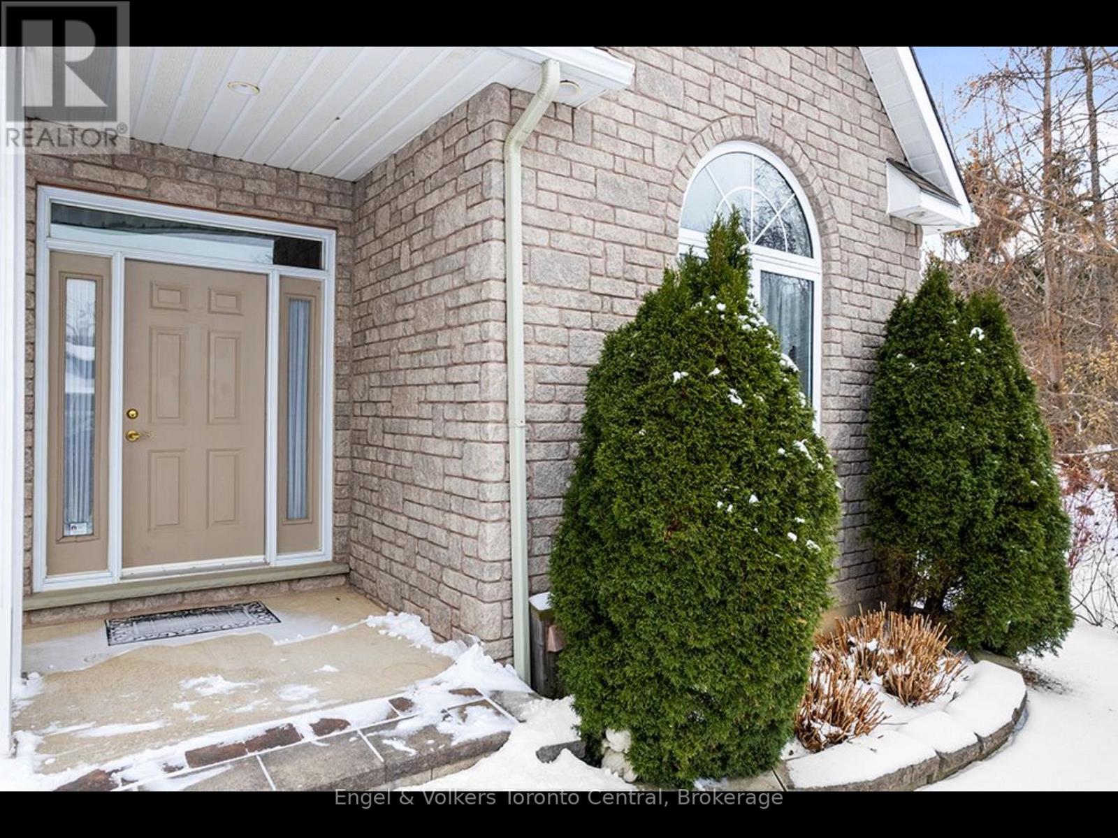 110 Aberdeen Court, Blue Mountains, Ontario  N0H 1J0 - Photo 2 - X12608394