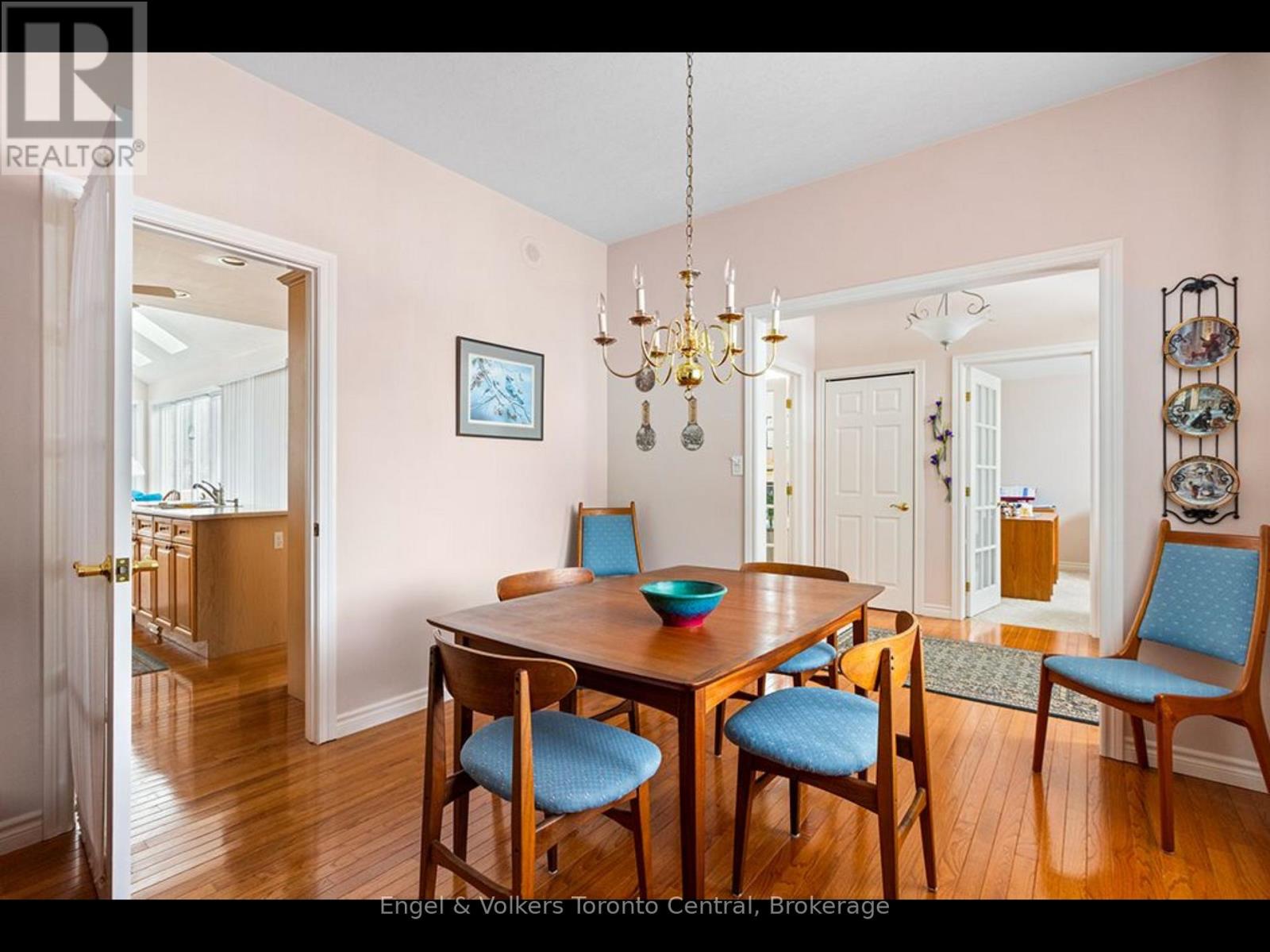 110 Aberdeen Court, Blue Mountains, Ontario  N0H 1J0 - Photo 5 - X12608394