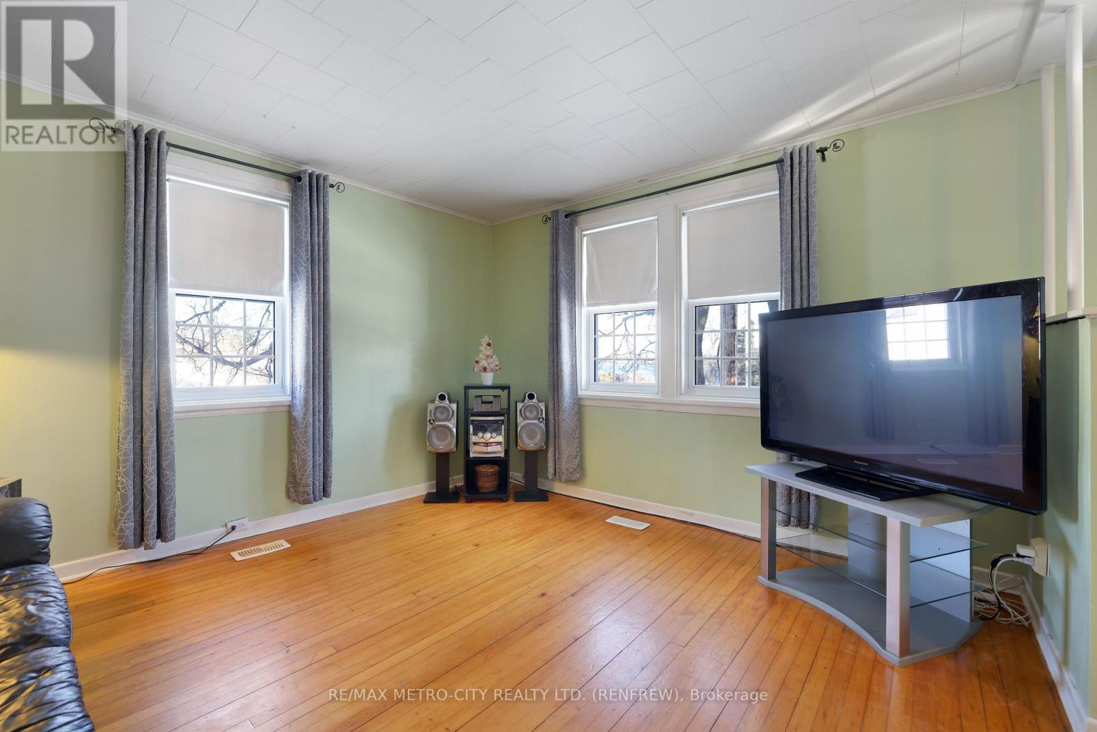 43 Pembroke Street, Whitewater Region, Ontario  K0J 1K0 - Photo 10 - X12608396