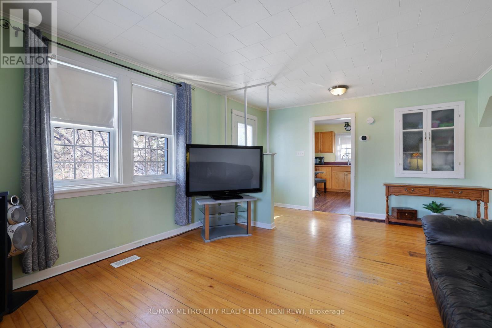 43 Pembroke Street, Whitewater Region, Ontario  K0J 1K0 - Photo 11 - X12608396