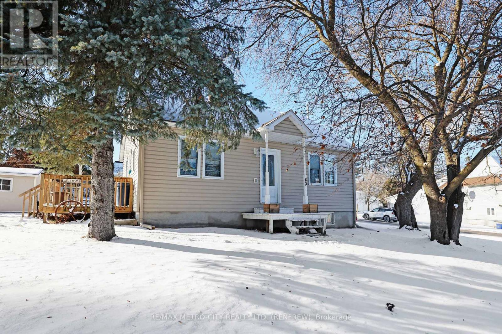 43 Pembroke Street, Whitewater Region, Ontario  K0J 1K0 - Photo 2 - X12608396