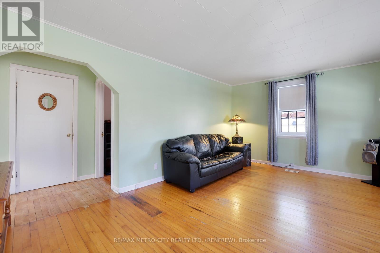 43 Pembroke Street, Whitewater Region, Ontario  K0J 1K0 - Photo 6 - X12608396