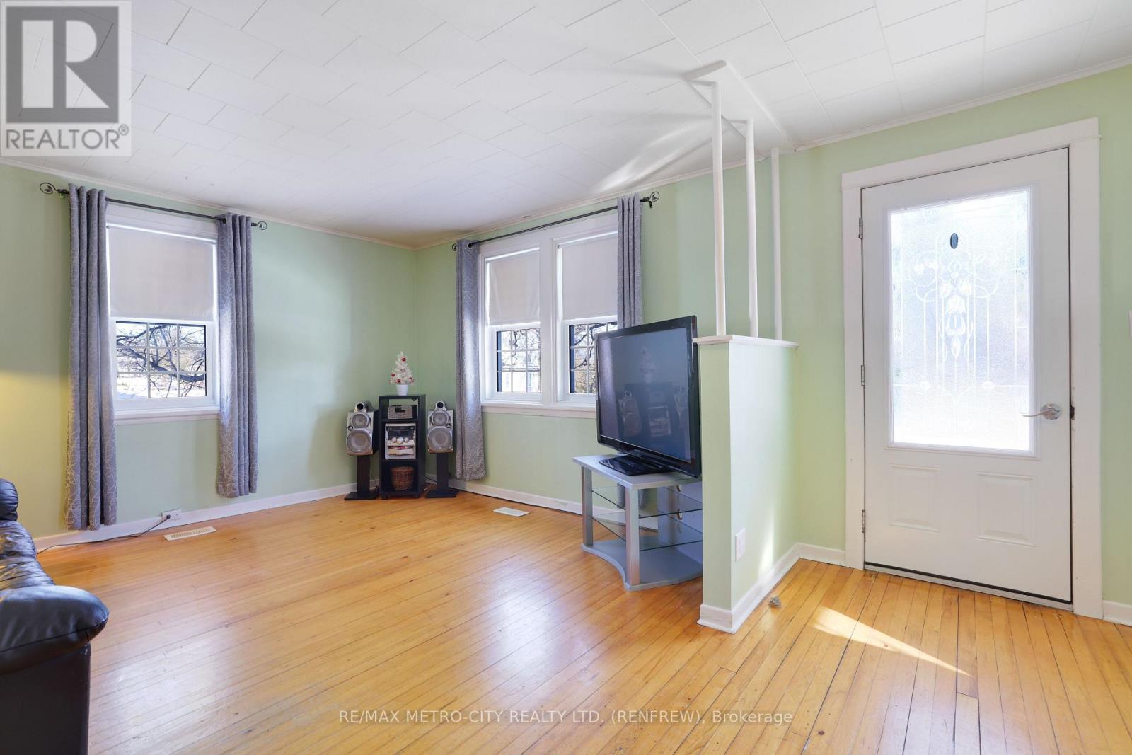 43 Pembroke Street, Whitewater Region, Ontario  K0J 1K0 - Photo 7 - X12608396