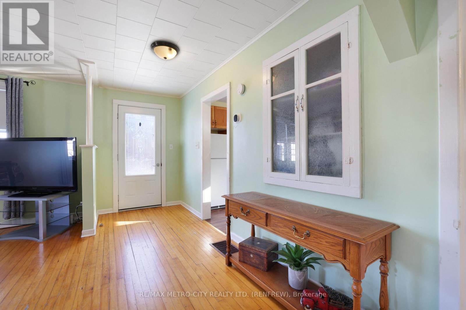 43 Pembroke Street, Whitewater Region, Ontario  K0J 1K0 - Photo 8 - X12608396