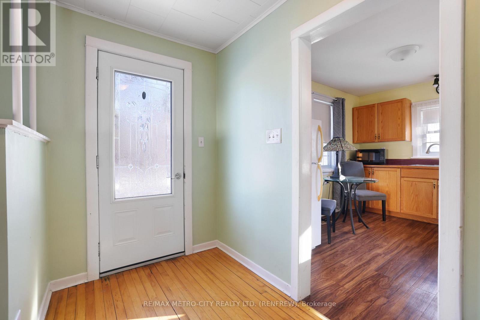 43 Pembroke Street, Whitewater Region, Ontario  K0J 1K0 - Photo 9 - X12608396