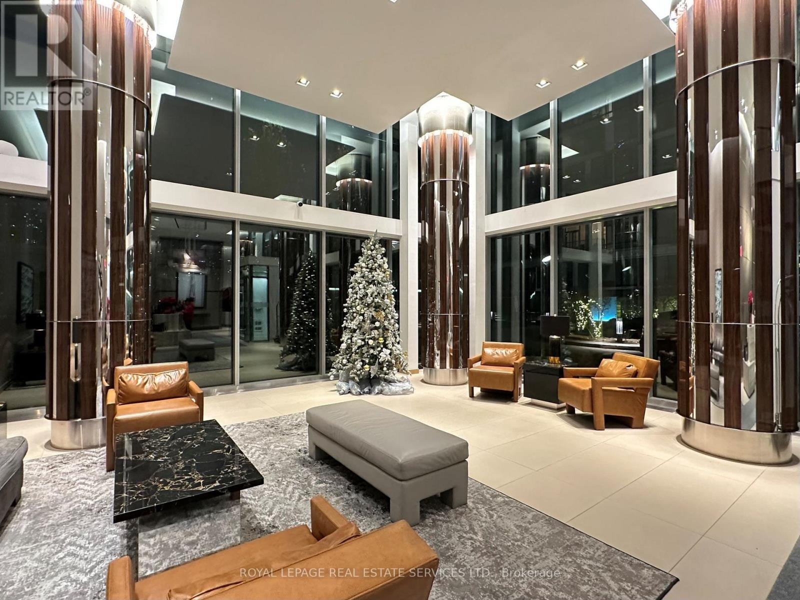 818 - 39 Queens Quay E, Toronto, Ontario  M5E 0A5 - Photo 2 - C12608444