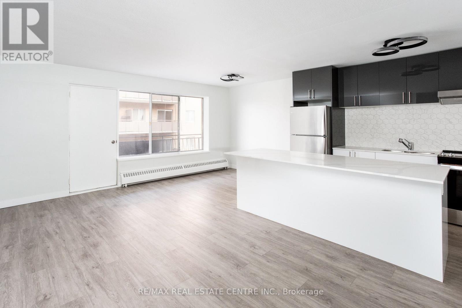 302 - 371 Lakeshore Road W, Mississauga, Ontario  L5H 1H4 - Photo 4 - W12469600