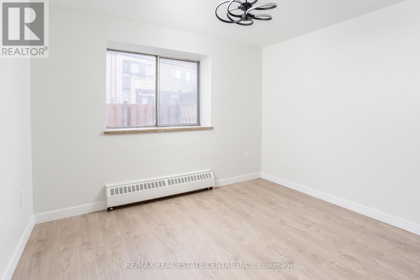 105 - 371 Lakeshore Road W, Mississauga, Ontario  L5H 1H4 - Photo 10 - W12608230