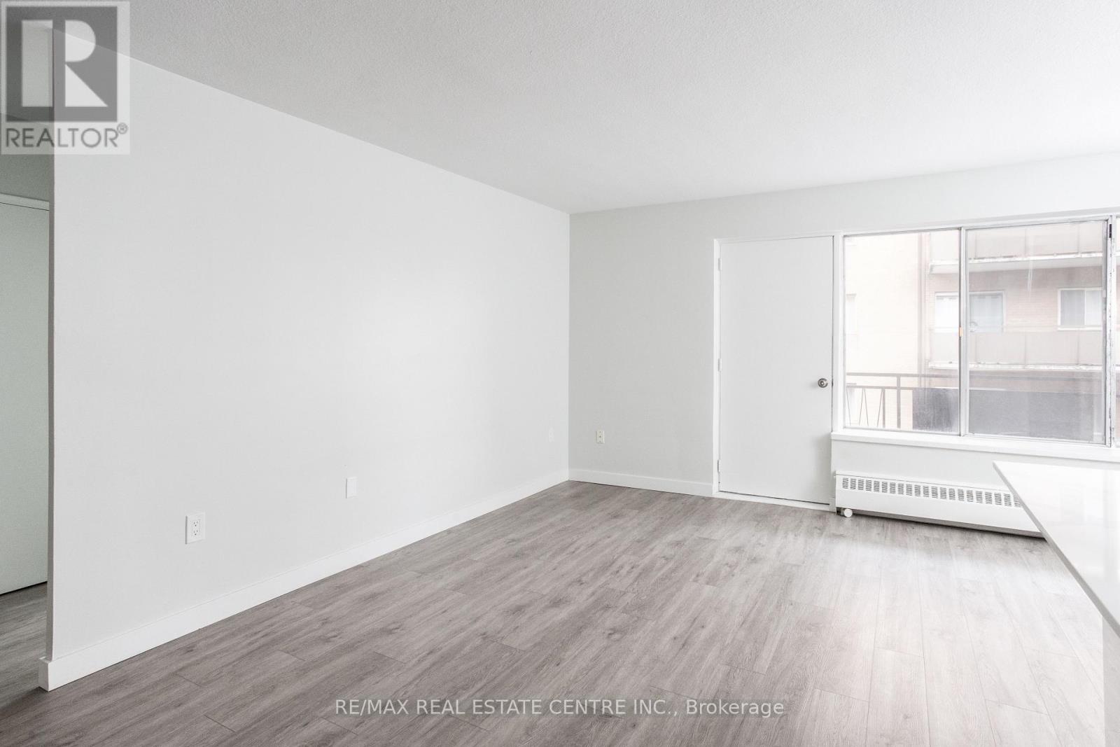 302 - 371 Lakeshore Road W, Mississauga, Ontario  L5H 1H4 - Photo 8 - W12469600