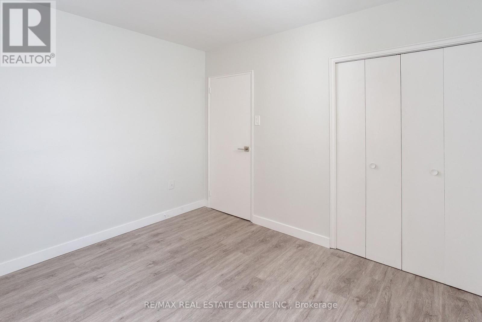 302 - 371 Lakeshore Road W, Mississauga, Ontario  L5H 1H4 - Photo 9 - W12469600