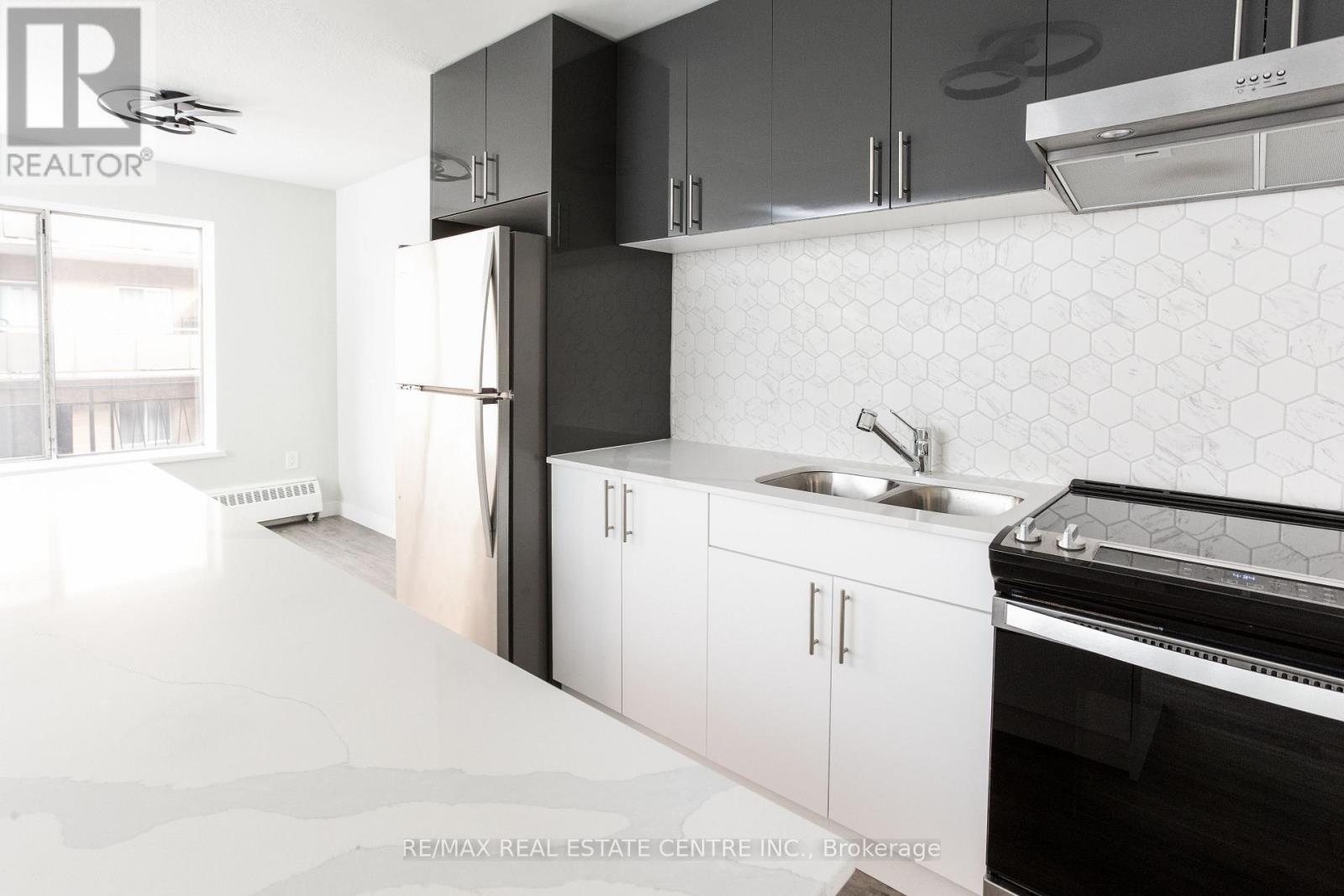 302 - 371 Lakeshore Road W, Mississauga, Ontario  L5H 1H4 - Photo 5 - W12469600