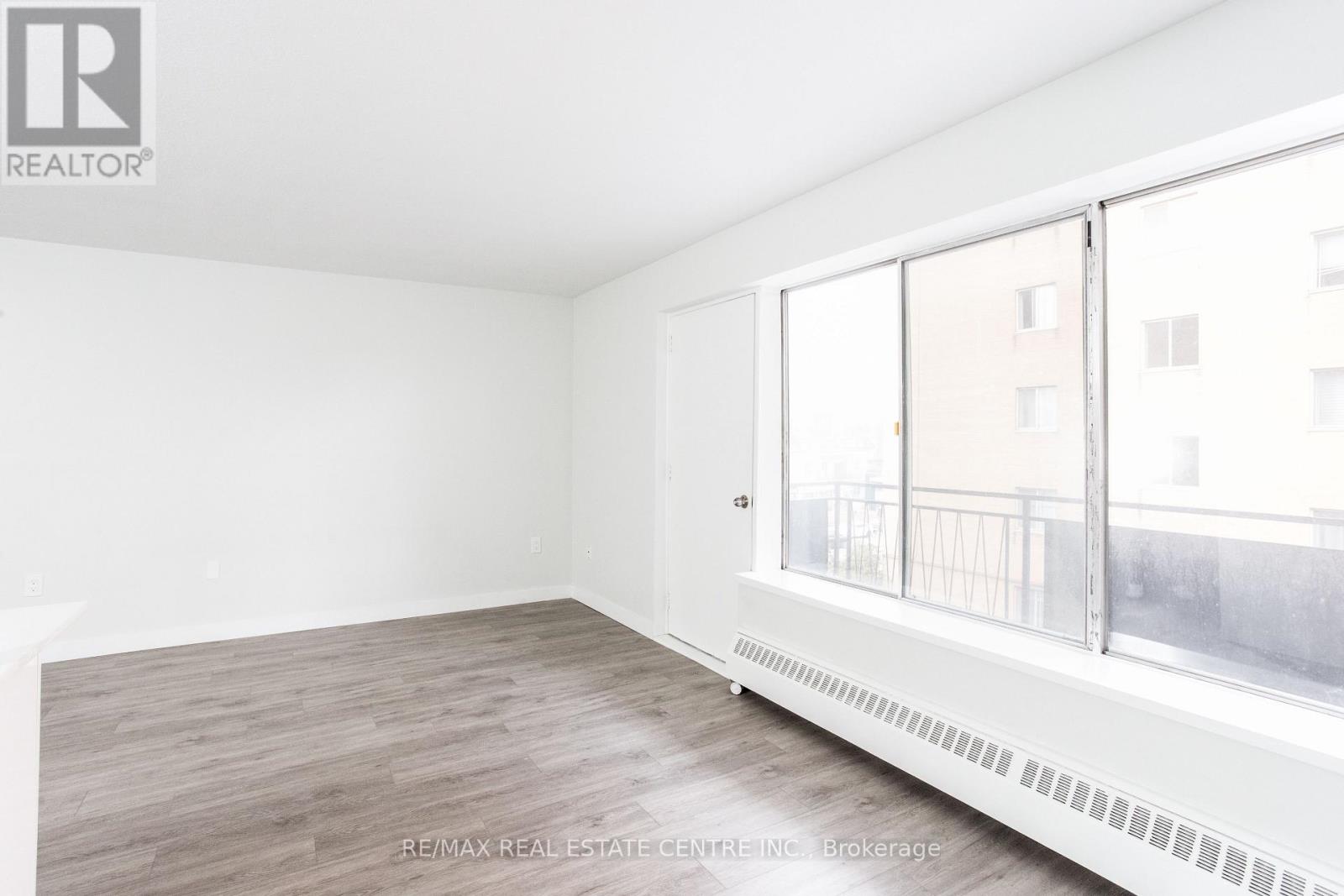 302 - 371 Lakeshore Road W, Mississauga, Ontario  L5H 1H4 - Photo 7 - W12469600