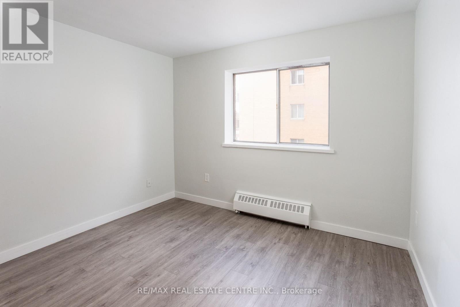 302 - 371 Lakeshore Road W, Mississauga, Ontario  L5H 1H4 - Photo 10 - W12469600