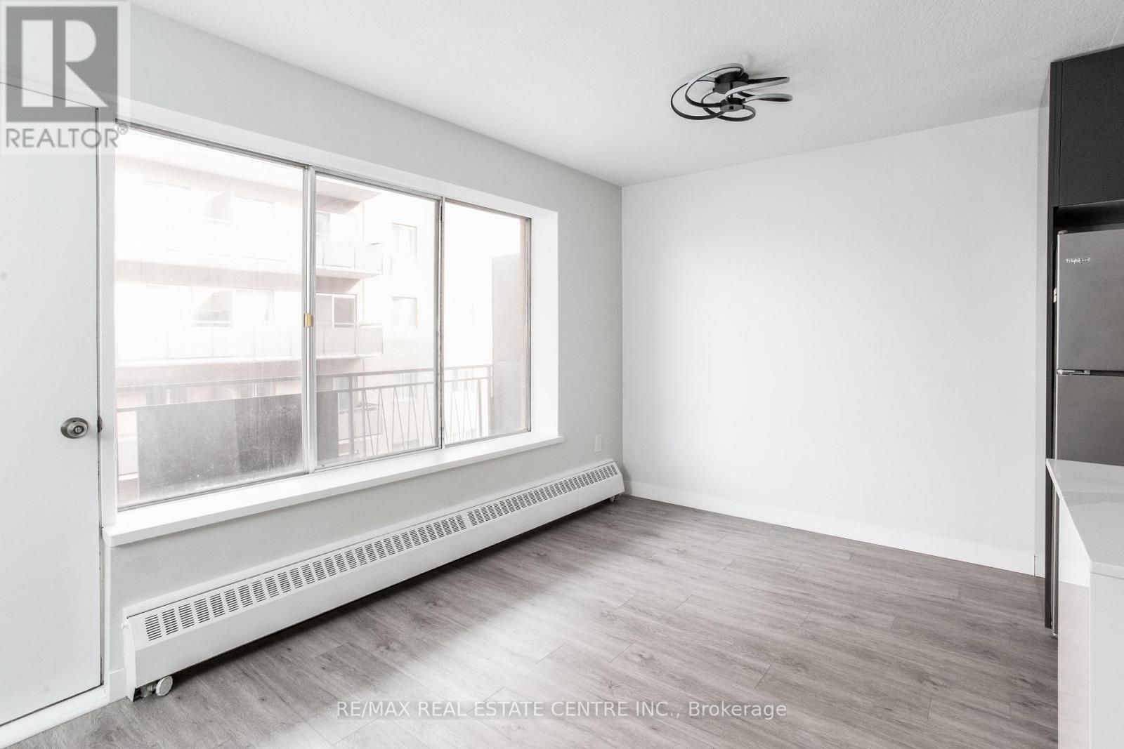 302 - 371 Lakeshore Road W, Mississauga, Ontario  L5H 1H4 - Photo 6 - W12469600