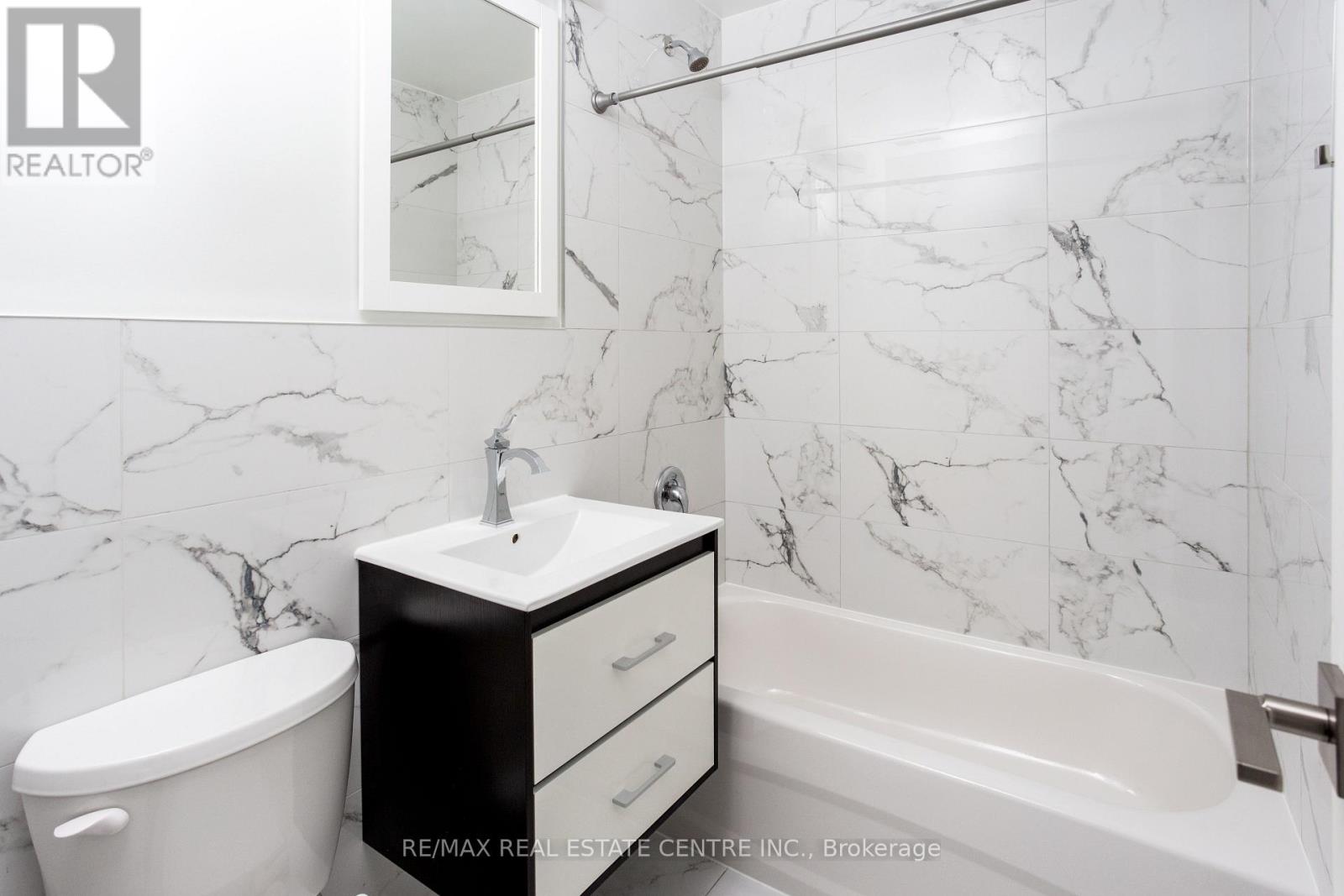 302 - 371 Lakeshore Road W, Mississauga, Ontario  L5H 1H4 - Photo 11 - W12469600