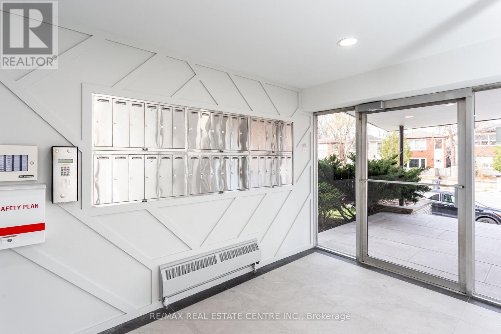 105 - 371 Lakeshore Road W, Mississauga, Ontario  L5H 1H4 - Photo 3 - W12608230