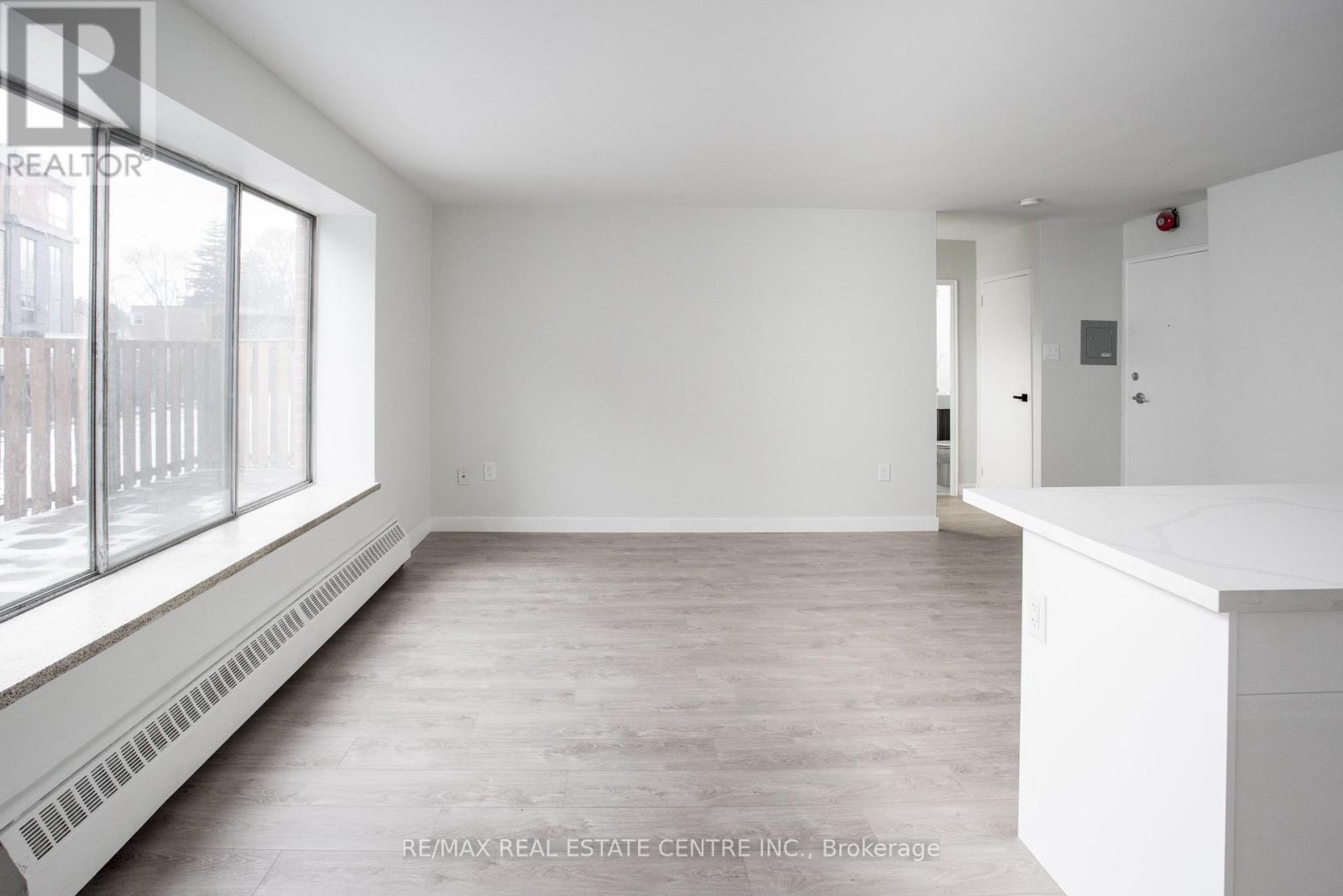 105 - 371 Lakeshore Road W, Mississauga, Ontario  L5H 1H4 - Photo 4 - W12608230