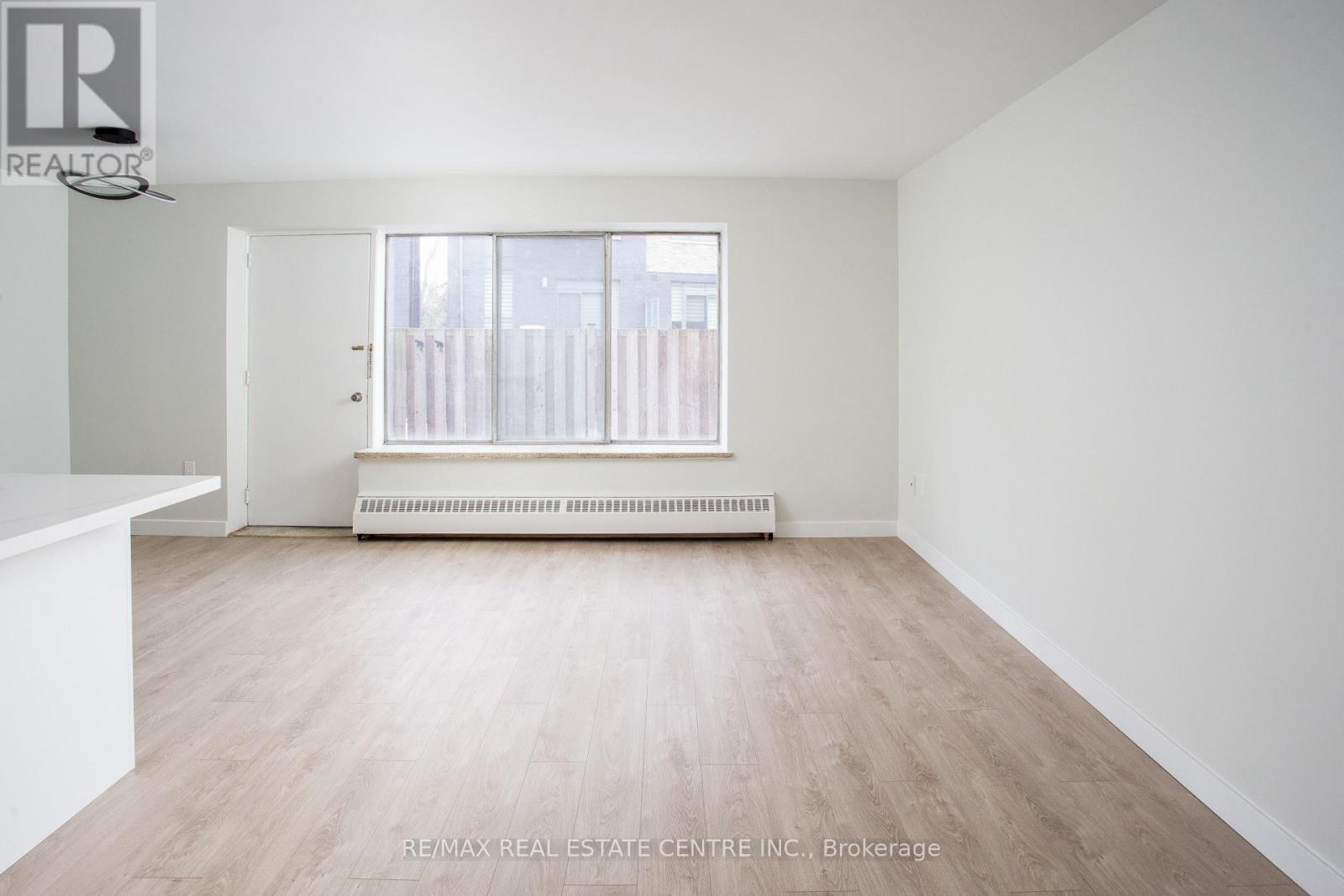 105 - 371 Lakeshore Road W, Mississauga, Ontario  L5H 1H4 - Photo 9 - W12608230