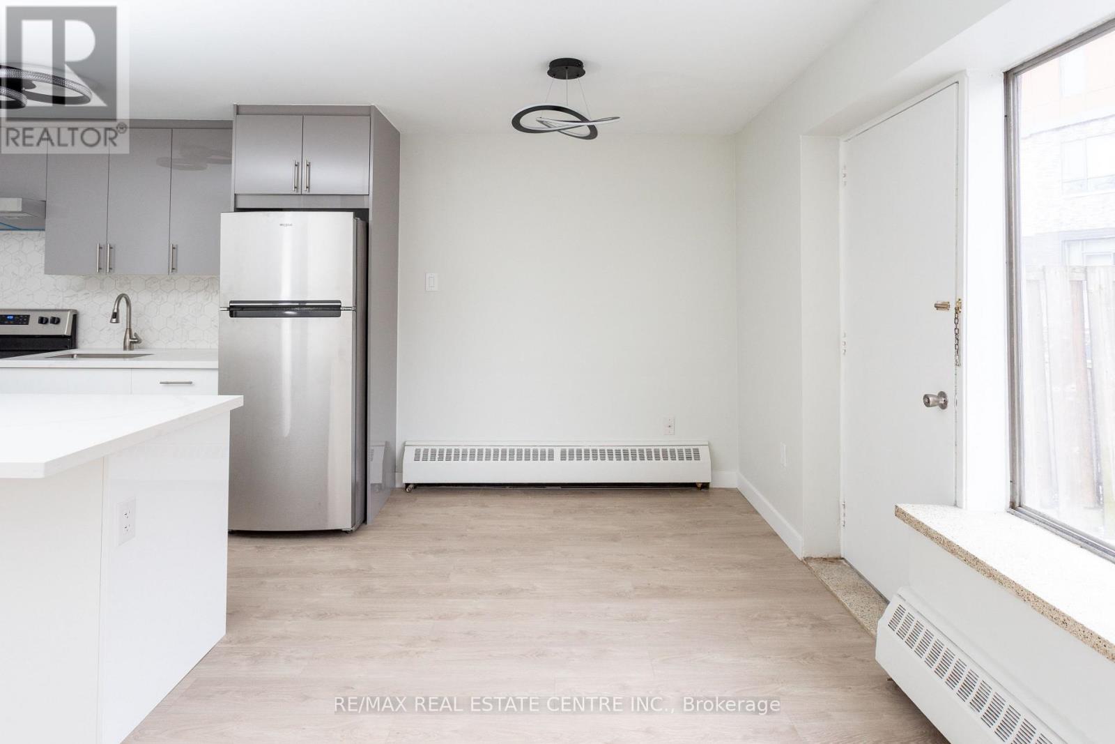 105 - 371 Lakeshore Road W, Mississauga, Ontario  L5H 1H4 - Photo 6 - W12608230