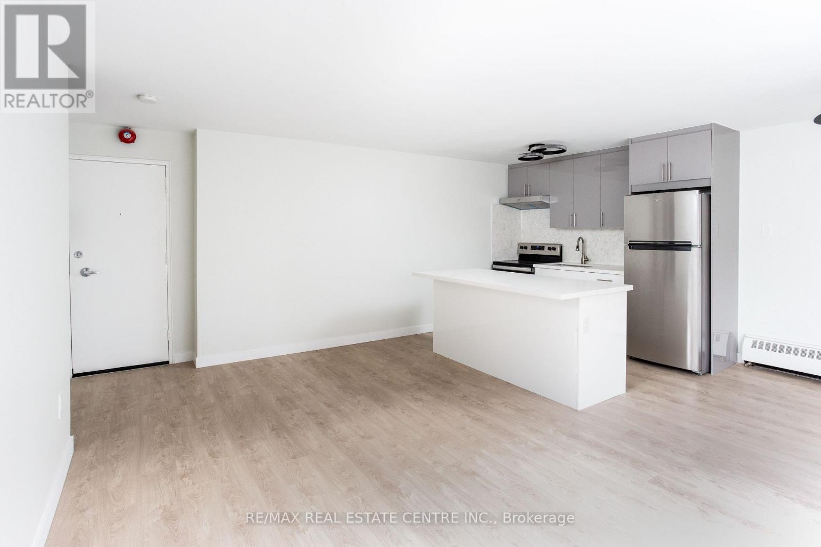 105 - 371 Lakeshore Road W, Mississauga, Ontario  L5H 1H4 - Photo 7 - W12608230