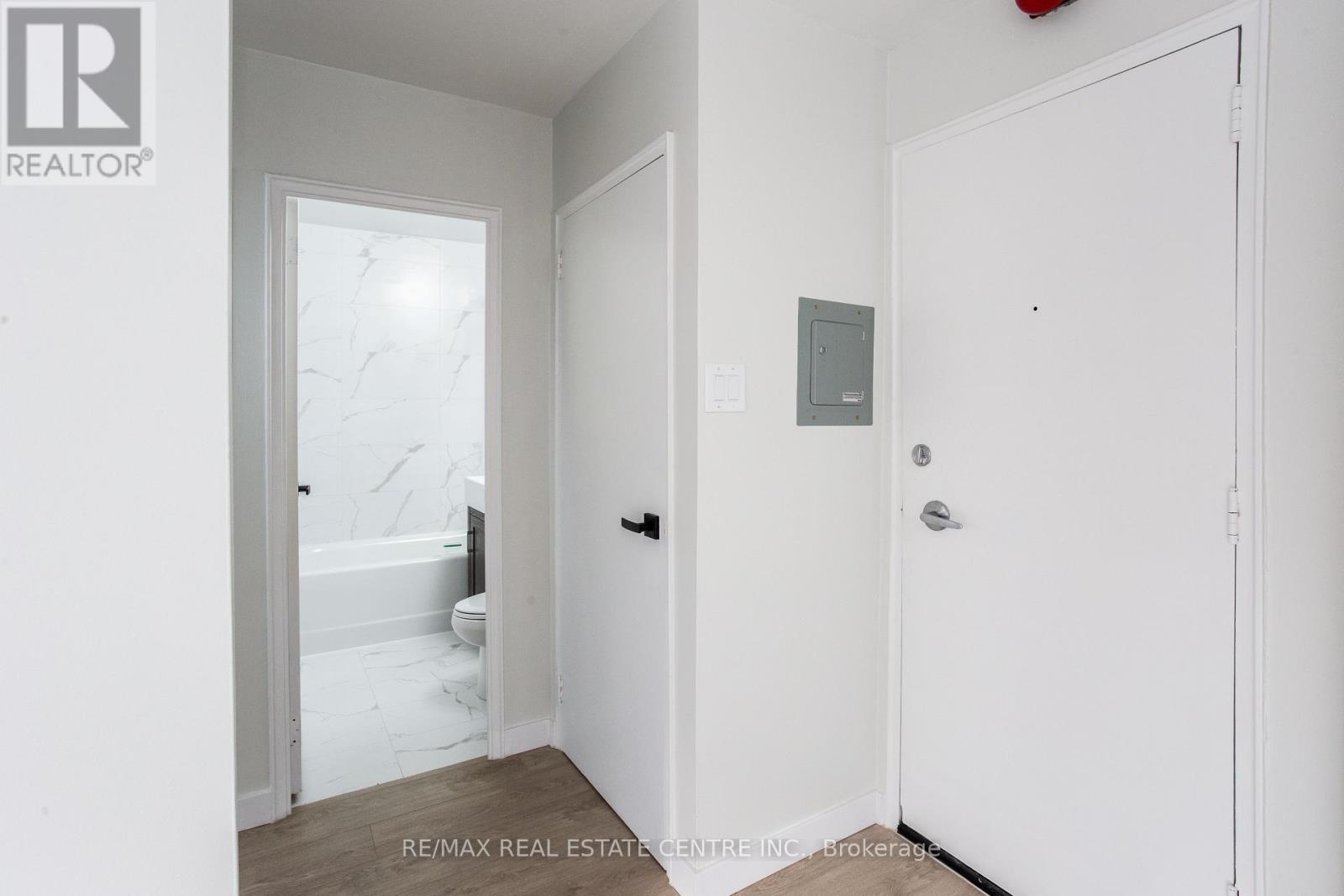 105 - 371 Lakeshore Road W, Mississauga, Ontario  L5H 1H4 - Photo 8 - W12608230