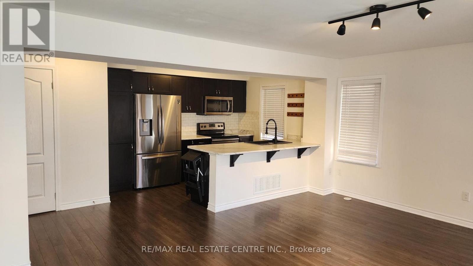 1537 Husband Place, Milton, Ontario  L9T 5K9 - Photo 5 - W12608436