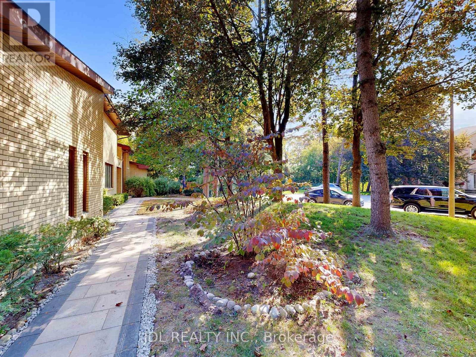 11 Moodie Drive, Richmond Hill (South Richvale), Ontario  L4C 8C9 - Photo 4 - N12539696