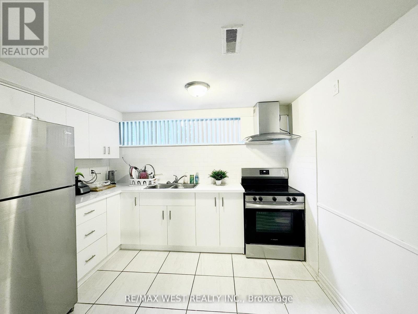 25 Bimini Crescent, Toronto, Ontario  M3N 1S1 - Photo 12 - W12561708