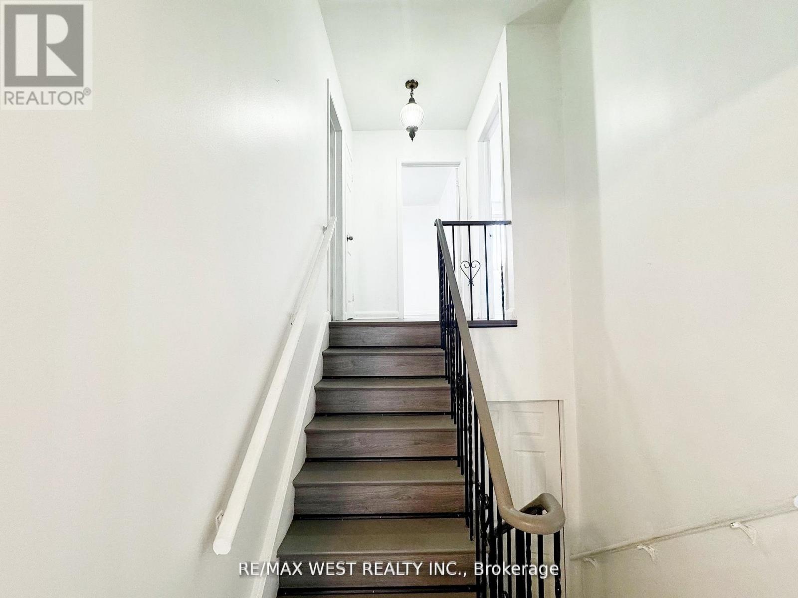 25 Bimini Crescent, Toronto, Ontario  M3N 1S1 - Photo 7 - W12561708