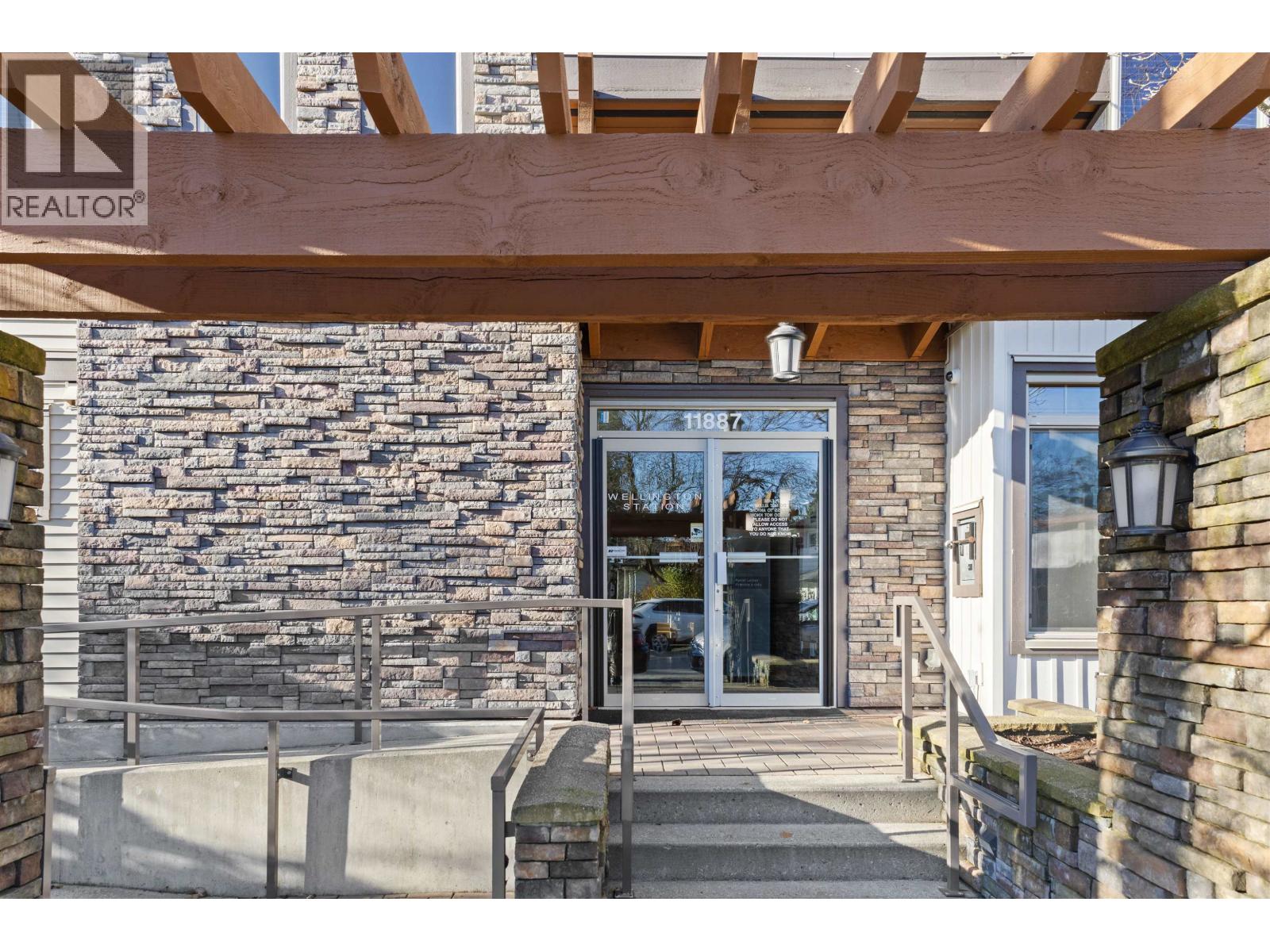 301 11887 Burnett Street, Maple Ridge, British Columbia  V2X 6P6 - Photo 2 - R3071606