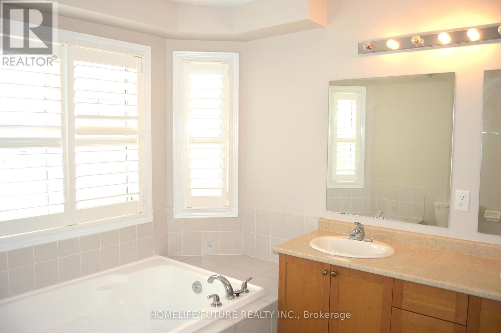 30 Paper Birch Drive, Markham, Ontario  L6B 0T5 - Photo 8 - N12608480