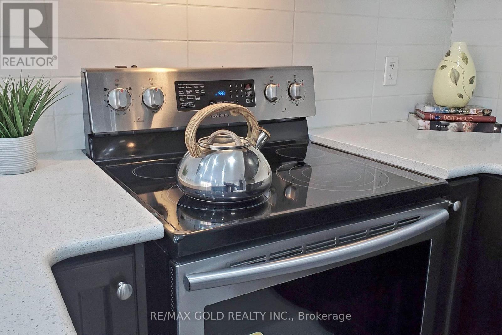 9 Lobelia Street, Brampton, Ontario  L6R 3Z6 - Photo 10 - W12608470