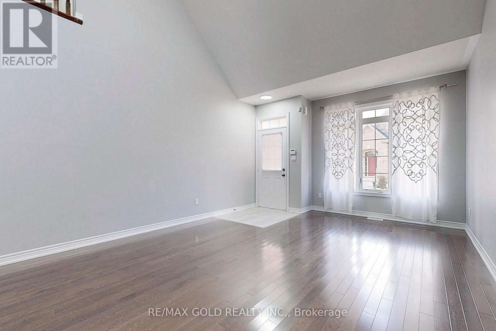 9 Lobelia Street, Brampton, Ontario  L6R 3Z6 - Photo 4 - W12608470