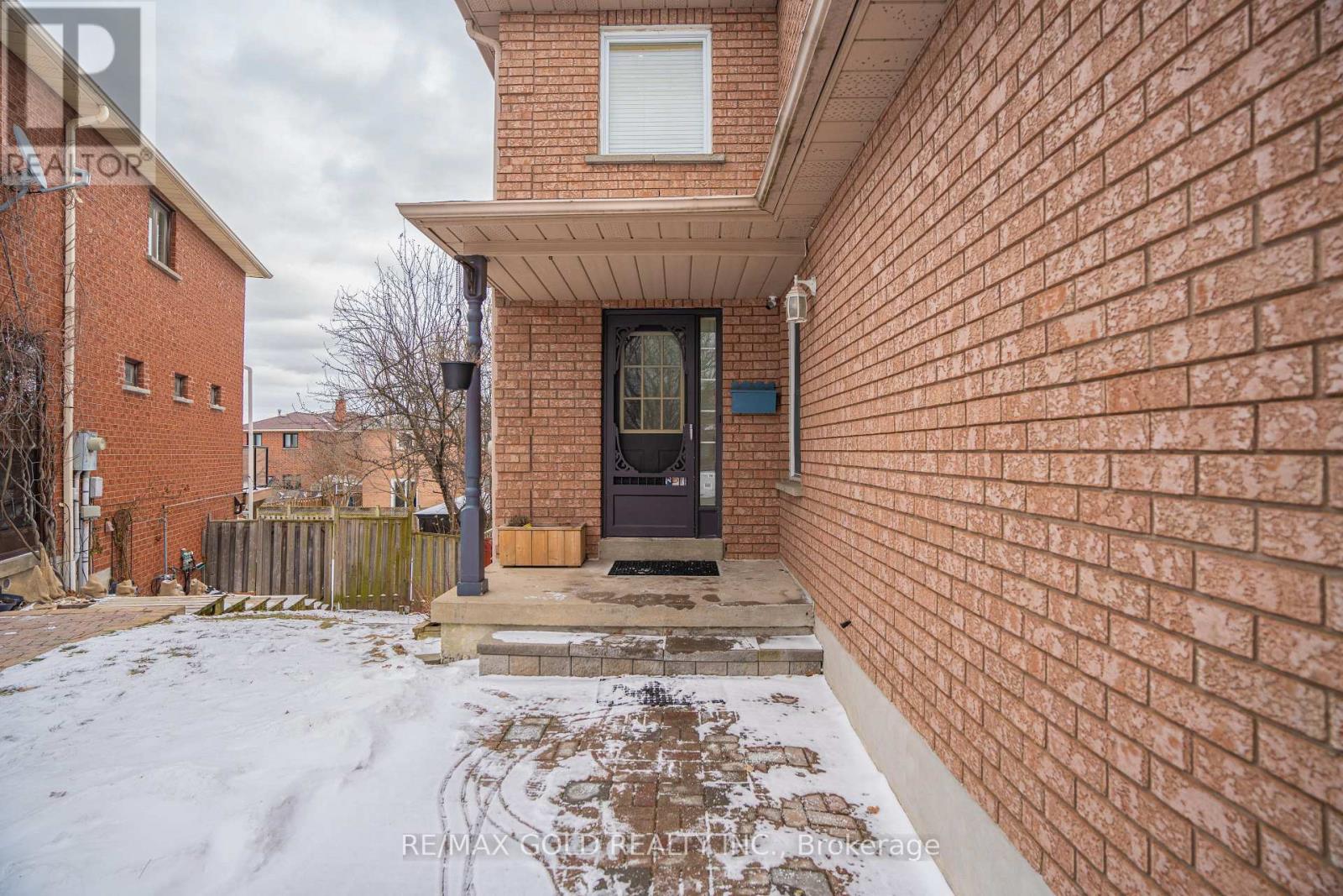 5563 Lockengate Court, Mississauga, Ontario  L5R 3M8 - Photo 3 - W12608472