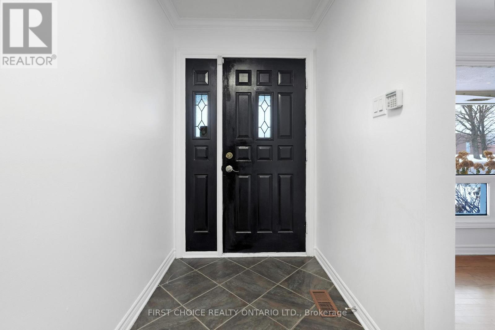 1753 Heron Road, Ottawa, Ontario K1V 6A2 - Photo 5 - X12608502