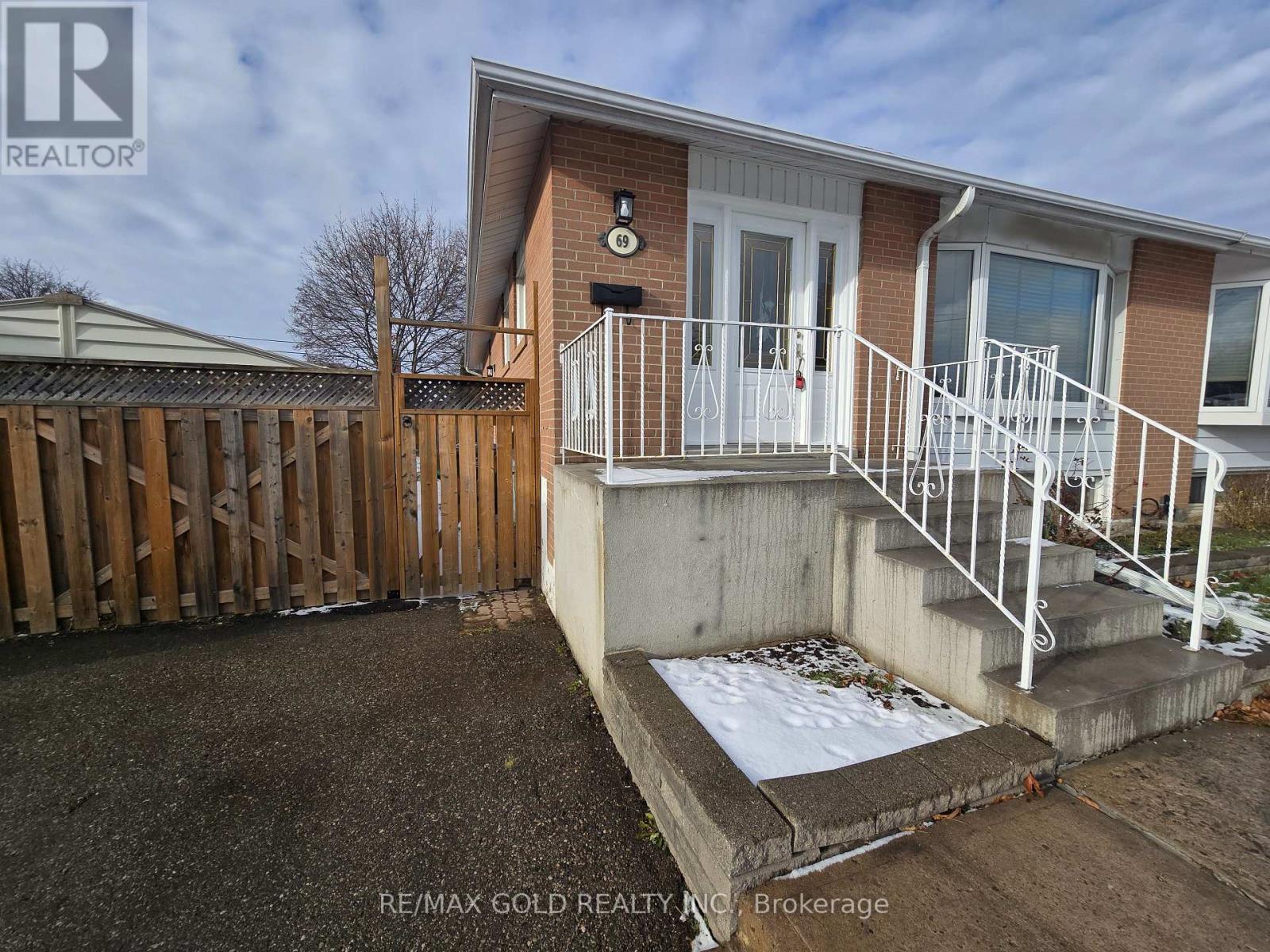 69 Alexandria Crescent, Brampton, Ontario  L6T 1N2 - Photo 2 - W12608496