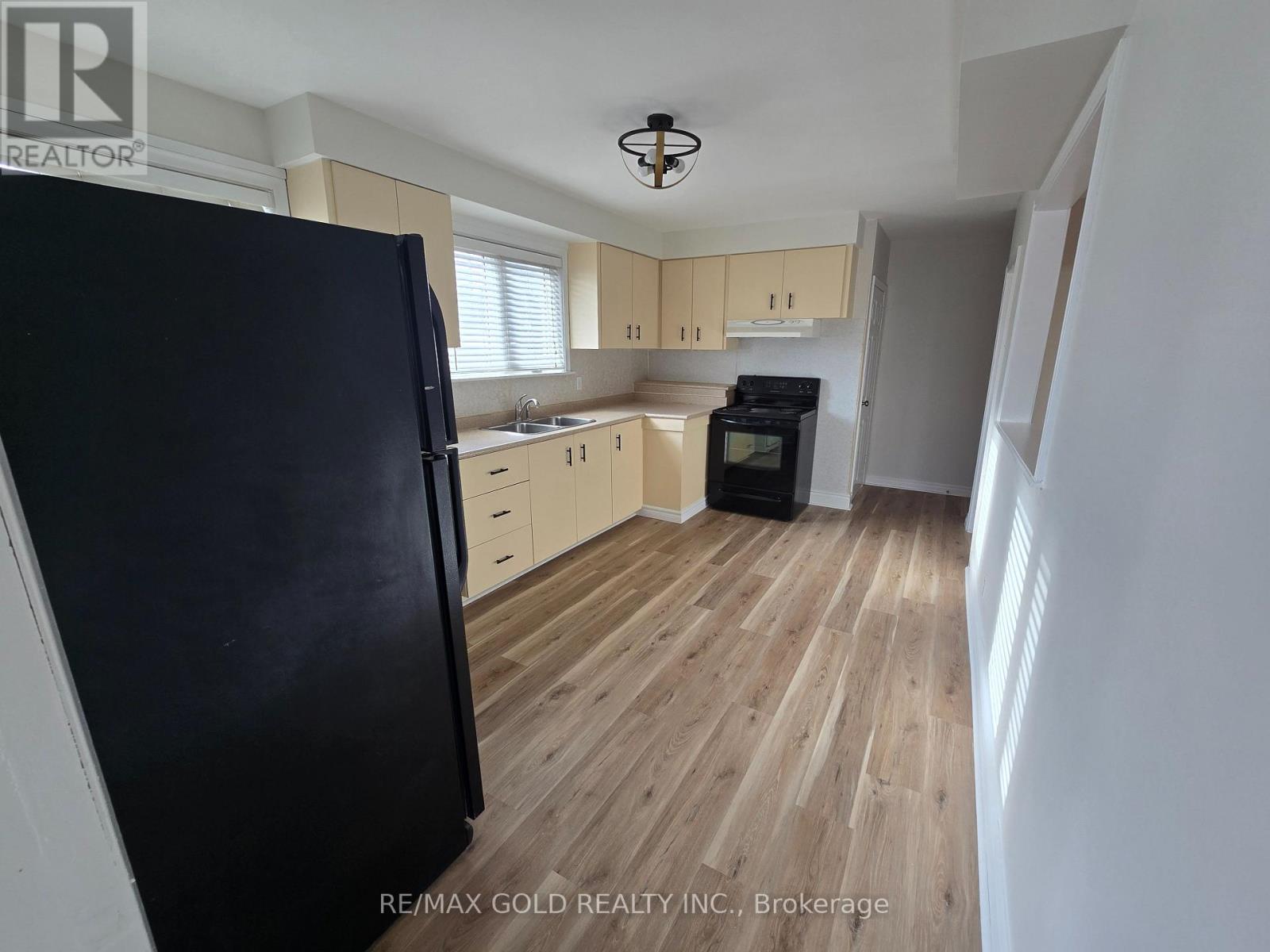 69 Alexandria Crescent, Brampton, Ontario  L6T 1N2 - Photo 4 - W12608496