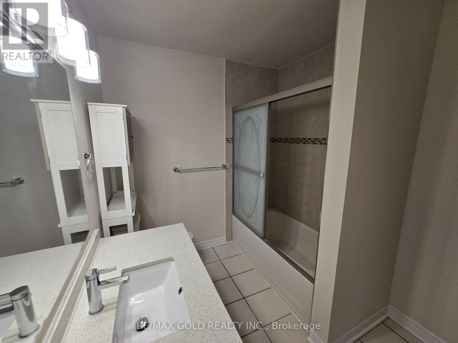 69 Alexandria Crescent, Brampton (Avondale), Ontario  L6T 1N2 - Photo 7 - W12608496