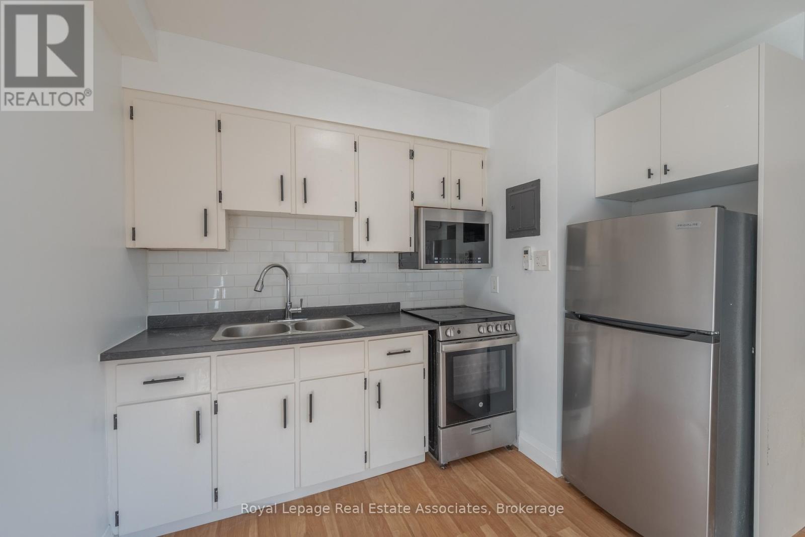 8 - 122 Victoria Avenue N, Hamilton, Ontario  L8L 5E5 - Photo 6 - X12608498