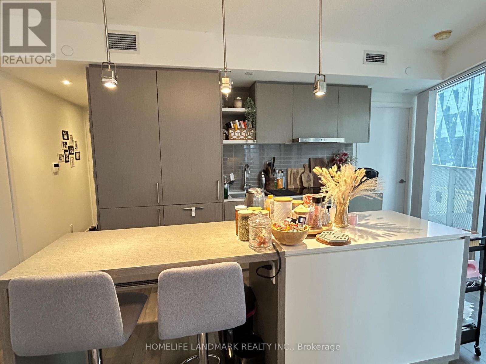 1907 - 100 Harbour Street, Toronto (Waterfront Communities), Ontario  M5J 0B5 - Photo 5 - C12608522