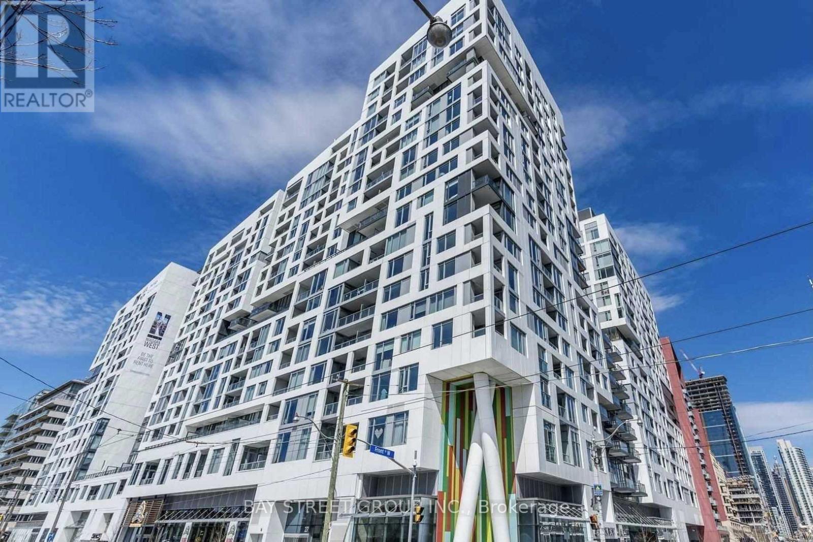 <div class="slider-price">$2,900 Monthly</div><p>902 - 576 Front Street W, Toronto, Ontario</p>