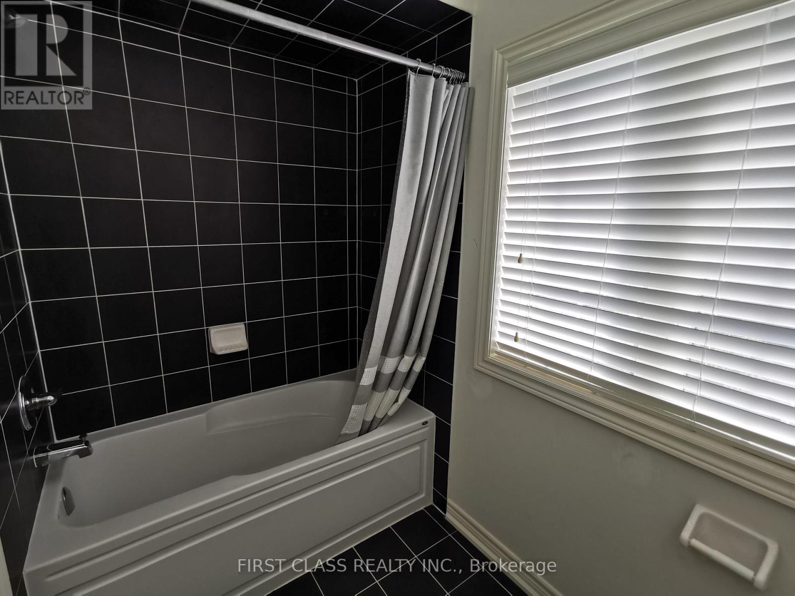 1140 Stuffles Crescent, Newmarket, Ontario L3X 3H9 - Photo 8 - N12608542