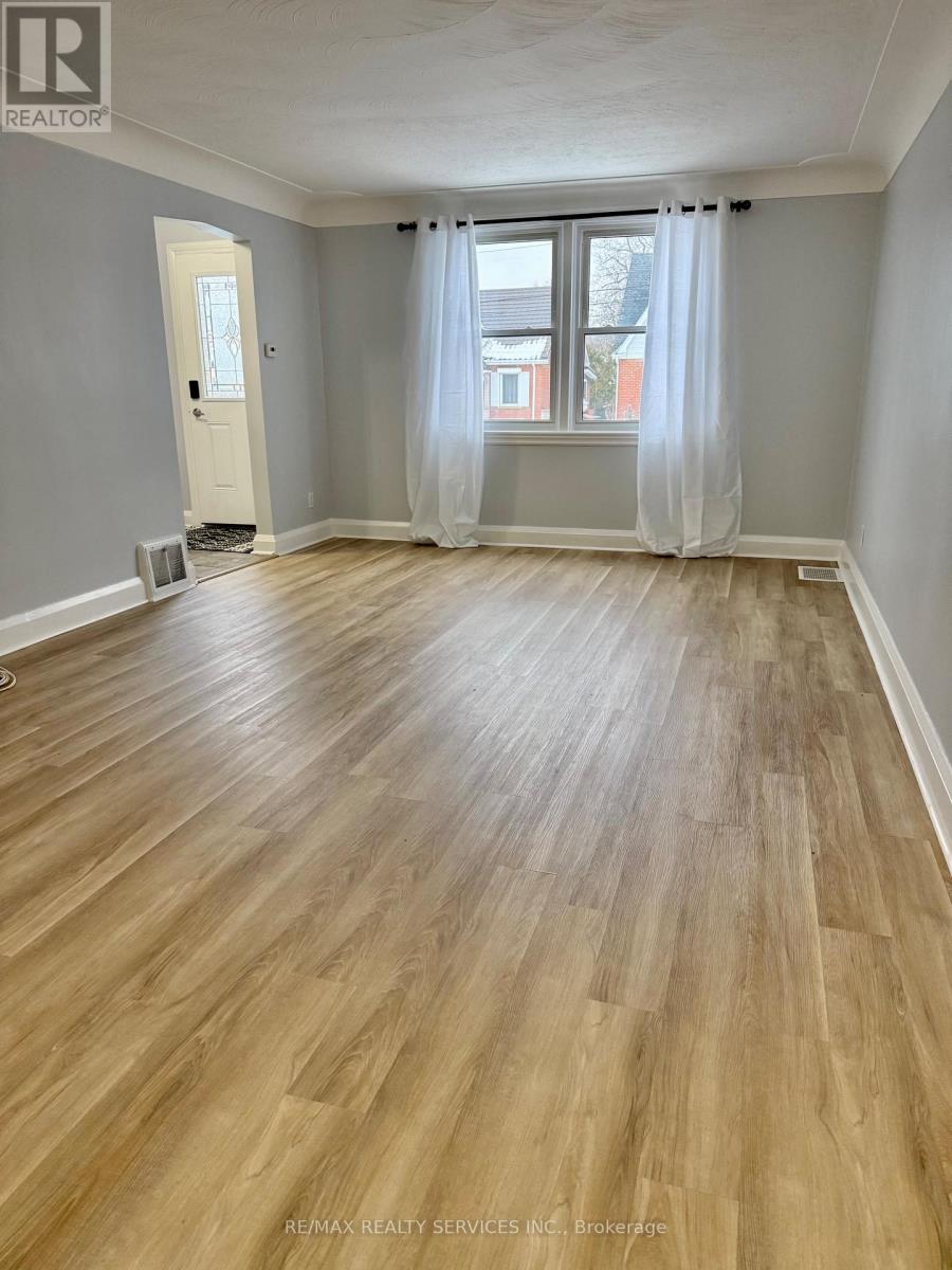 Upper - 145 Brantdale Avenue, Hamilton, Ontario  L9C 1C1 - Photo 6 - X12608546