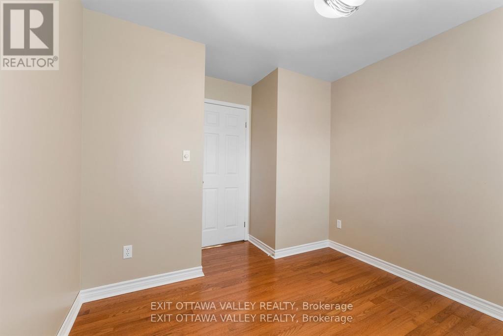 127 Owens Street, Pembroke, Ontario  K8A 8K1 - Photo 9 - X12608568