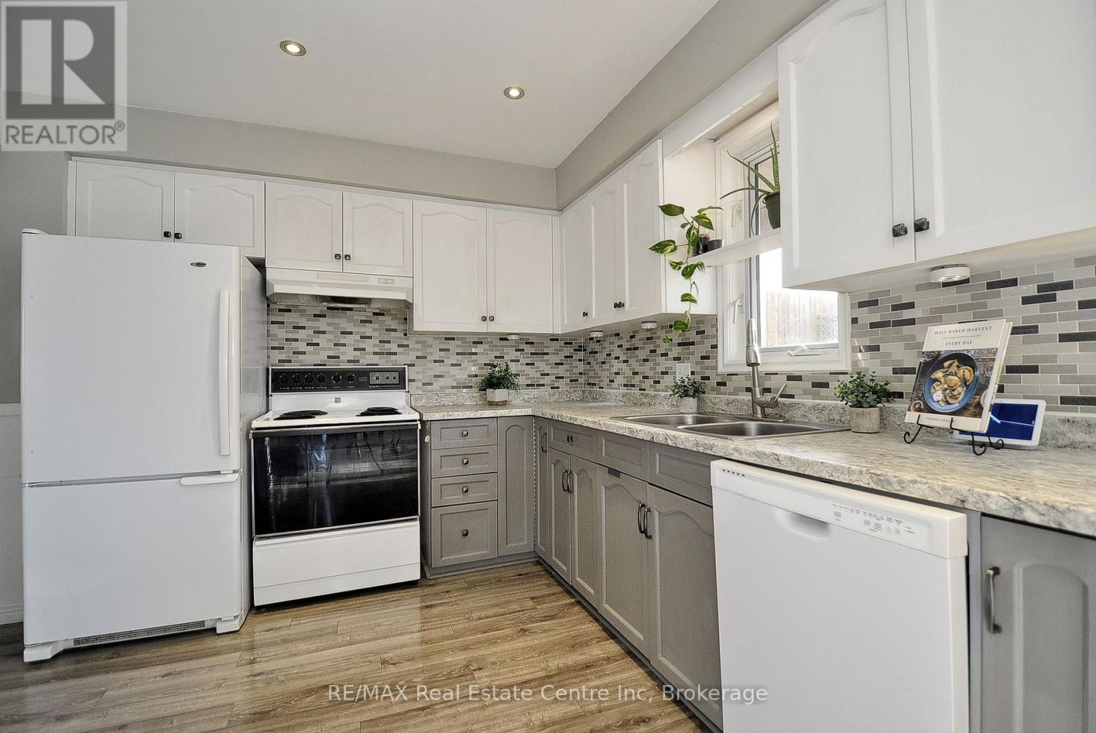 427 Bankside Crescent, Kitchener, Ontario N2N 3E5 - Photo 11 - X12563538