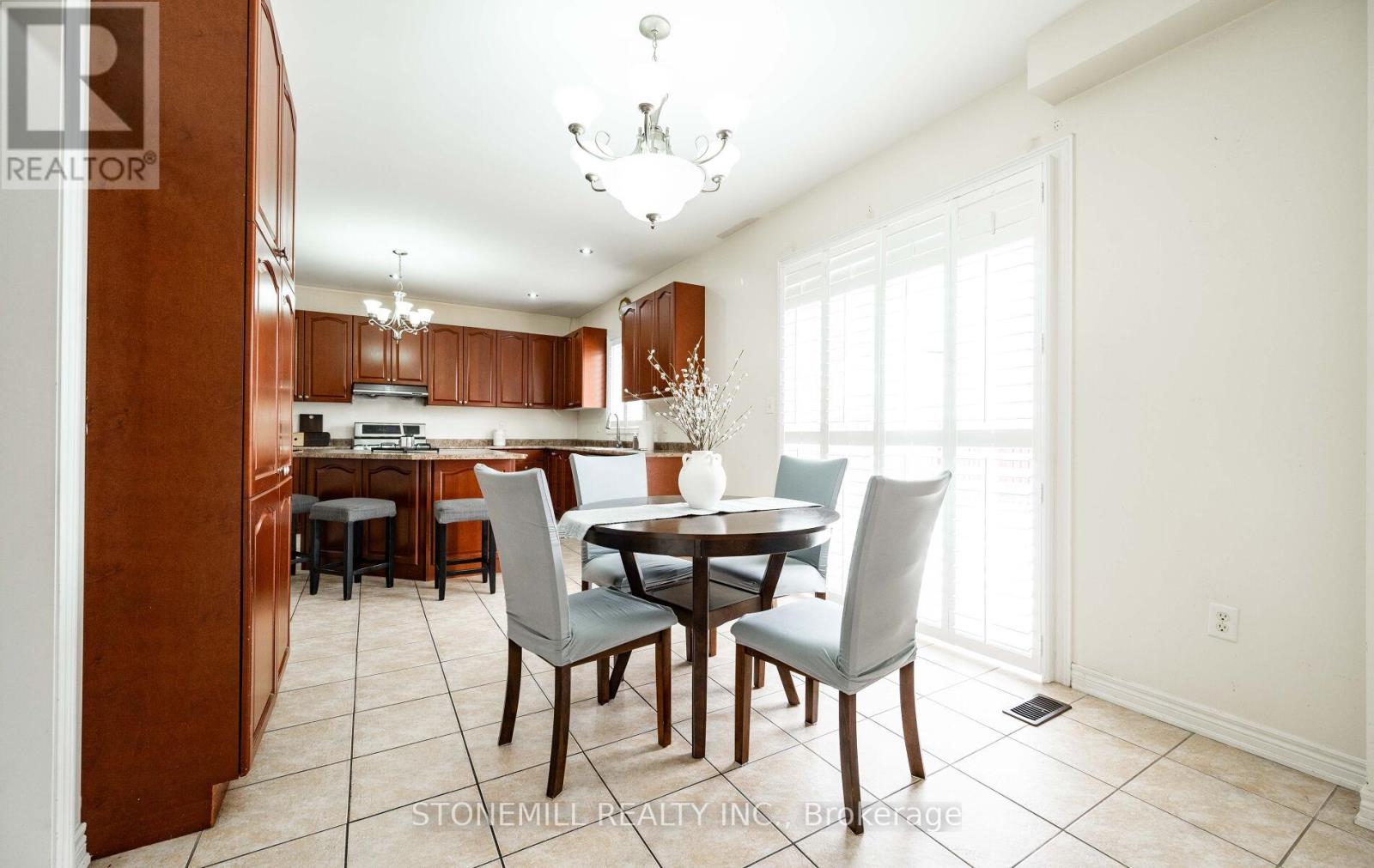 135 Earlsbridge Boulevard, Brampton, Ontario  L7A 3T7 - Photo 12 - W12573792