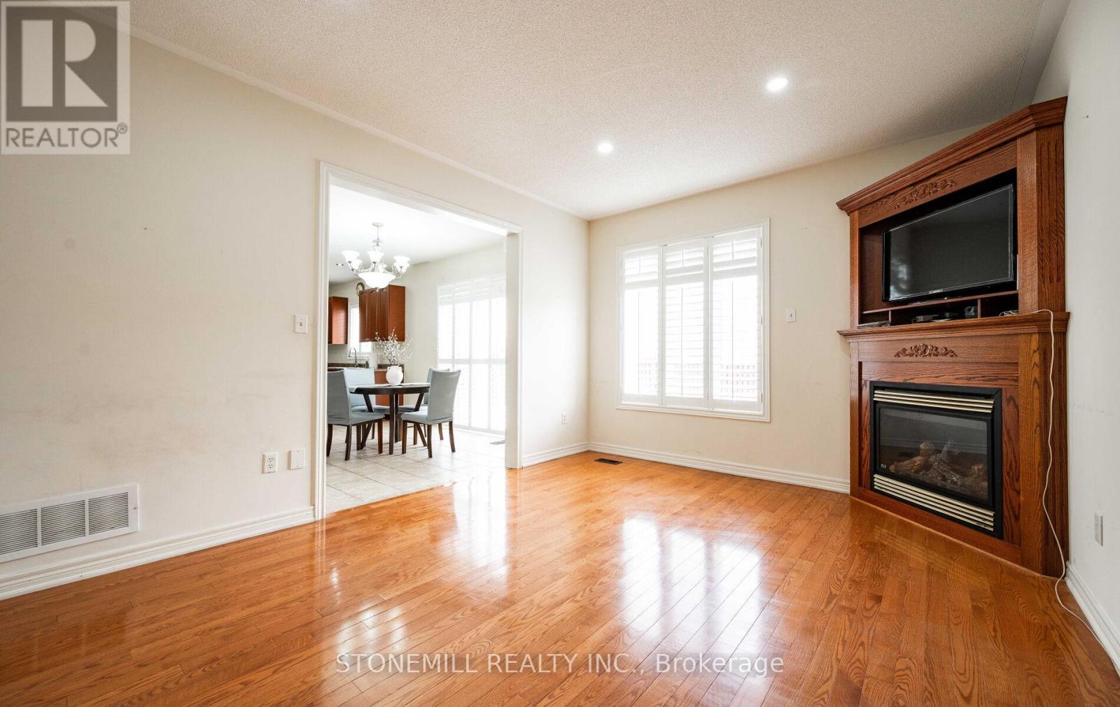 135 Earlsbridge Boulevard, Brampton, Ontario  L7A 3T7 - Photo 11 - W12573792