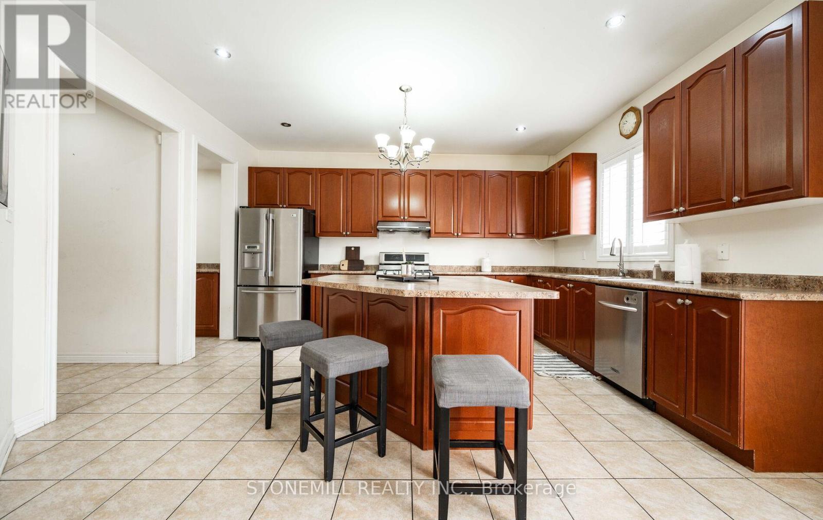 135 Earlsbridge Boulevard, Brampton, Ontario  L7A 3T7 - Photo 15 - W12573792